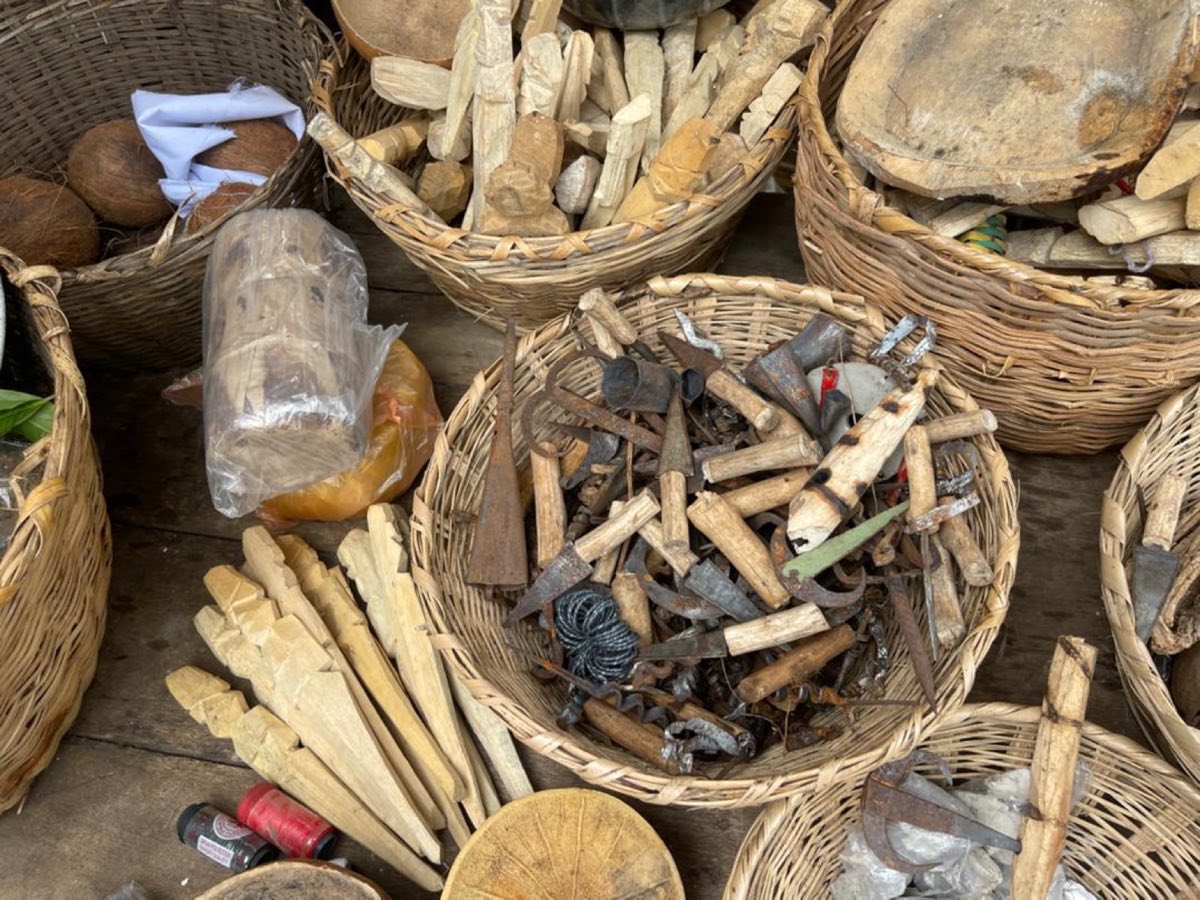 Paniers de fétiches et objets rituels